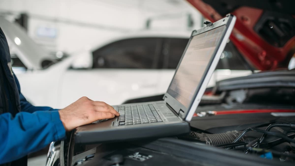 Diagnostics services at S&R Motors Collision Center in Hayward, CA