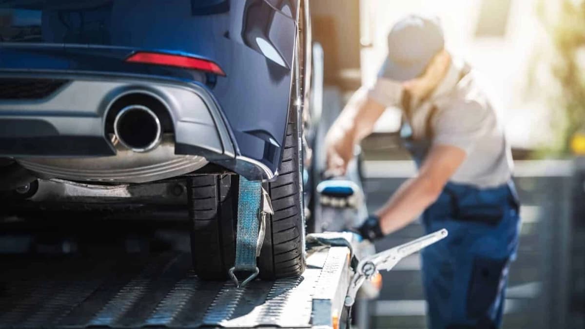 Towing services at S&R Motors Collision Center in Hayward, CA